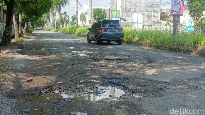 Jalan rusak di kawasan Opi Jakabaring.