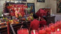 Masyarakat keturunan Tionghoa di Tulungagung tampak khusyuk bersembahyang secara mandiri maupun bersama keluarga.