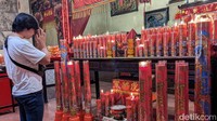 Seorang warga sedang sembayang di Kleteng Tjoe Tik Kiong Tulungagung.