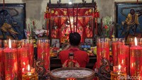 Sembahyang mulai dilakukan secara bergiliran sekitar pukul 16.00 WIB hingga menjelang tengah malam.