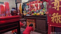 Pada momen menjelang pergantian tahun baru Imlek, biasanya umat Tri Dharma Tulungagung menggelar sembahyang tutup di Kelenteng Tjoe Tik Kiong hingga menjelang tengah malam. Selanjutnya pada pukul 00.00 WIB digelar sembahyang awal tahun.