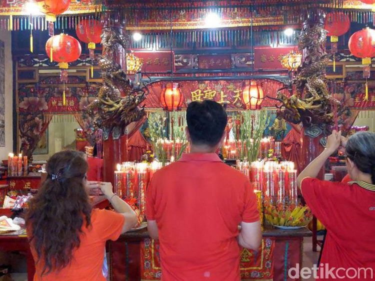 Sembahyang Tutup Tahun di Kelenteng Tjoe Tik Kiong Tulungagung Jelang Imlek