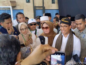 Kala Anies Baca Poster Simpatisan Singgung Dinasti hingga Capres Joget