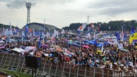 Ribuan relawan dan pendukung pasangan Capres dan Cawapres Nomor urut 02 Prabowo-Gibran di Stadion Gelora Delta Sidoarjo.
