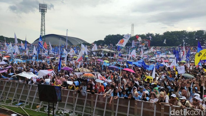 Kampanye Capres Prabowo Subianto di Stadion Gelora Delta Siodarjo Cawapres nomor urut 2 Parbowo Subianto menyapa pendukung dan relawan saat kampnye di Stadion Gelora Sidoarjo, Jumat (9/2/2024).