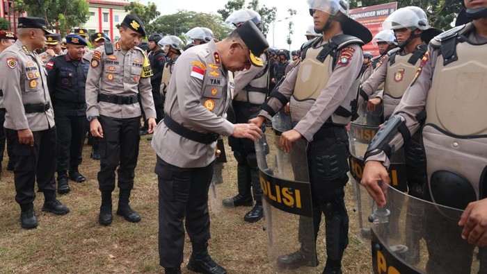 Kapolda Kepri, Irjen Yan Fitri Halimansyah, saat mengecek personel