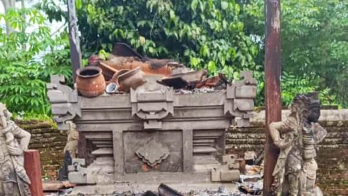Palinggih Gedong Pengimpanan Pura Gunung Sari, Desa Wisma Kerta, Kecamatan Sidemen, Karangasem terbakar Jumat (9/2/2024) (istimewa)