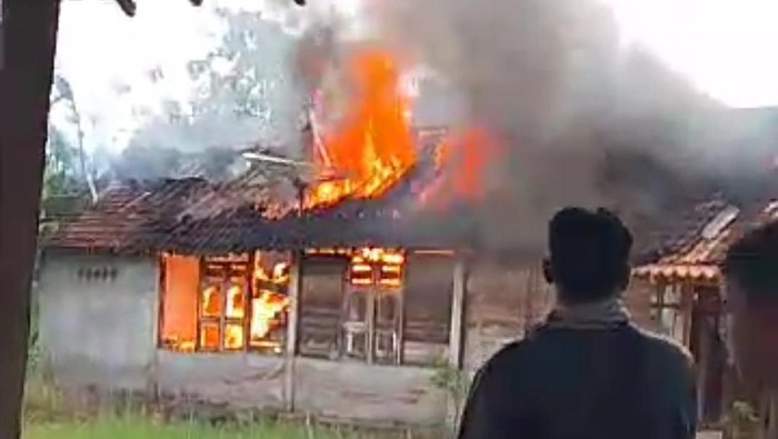 Kebakaran rumah di Jeken, Blora, Jumat (9/2/2024).
