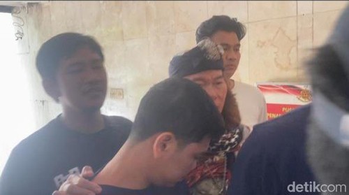 Kekasih Tamra Tyasmara saat digiring ke Polda Metro Jaya.