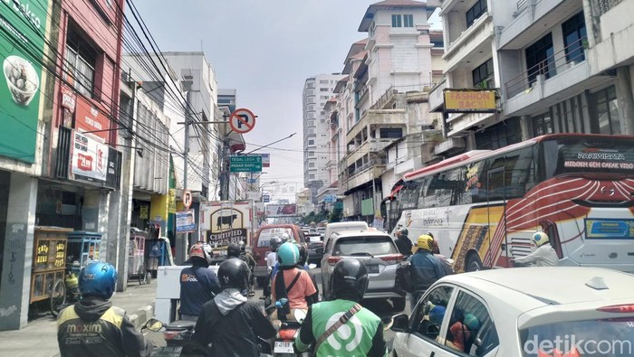 Kepadatan kendaraan di Jalan Otto Iskandardinata, Kota Bandung, Jumat (9/2/2024).