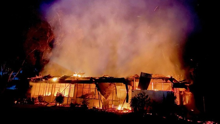Kantor Perdagangan, Industri, dan Koperasi (Perindagkop) Kabupaten Kepulauan Yapen, Papua hangus terbakar.