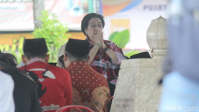 Ketum PDIP Megawati Soekarnoputri saat mengunjungi Makam Bung Karno di Blitar