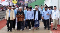 Sejumlah tokoh di asal Jawa Timur mulai KH Agoes Ali Masyhuri atau Gus Ali pengasuh Ponpes Bumi Shalawat Sidoarjo, mantan Gubernur Jawa Timur Soekarwo juga hadir dalam kampanye akbar Prabowo-Gibran.