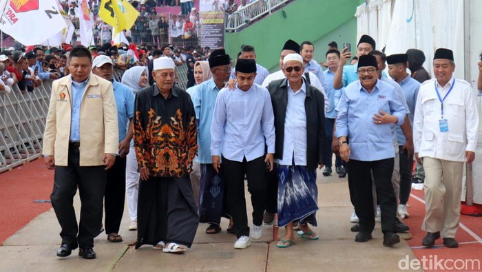 KH Agoes Ali Masyhuri atau Gus Ali hadier dalam kampanye akbar Prabowo-Gibran di Stadion Gelora Delta Sidoarjo, Jumat (9/2/2024).