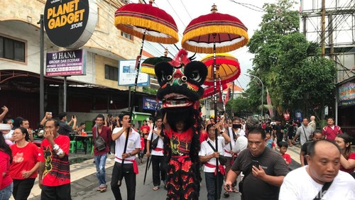 Kirab barongsai dan liong menyambut Imlek 2575 di Vihara Dharmayana, Jalan Blambangan, Kuta, Badung, Bali, Jumat (9/2/2024). (Foto: Aryo Mahendro/detikBali)