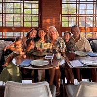 Tak hanya bersama ibu dan adik-adiknya, orangtua Jennifer sekaligus kakek dan nenek Kiyomi juga tampak hadir. Sayangnya sang ayah, Irfan Bachdim justru tampak berhalangan hadir. Foto: Instagram/@jenniferbachdim