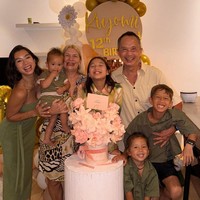 Tak hanya sekedar dinner, Kiyomi rupanya juga mendapat kejutan berupa kue ulang tahun lengkap dengan dekorasi spesial yang sudah disiapkan khusus untuk Kiyomi. Foto: Instagram/@jenniferbachdim