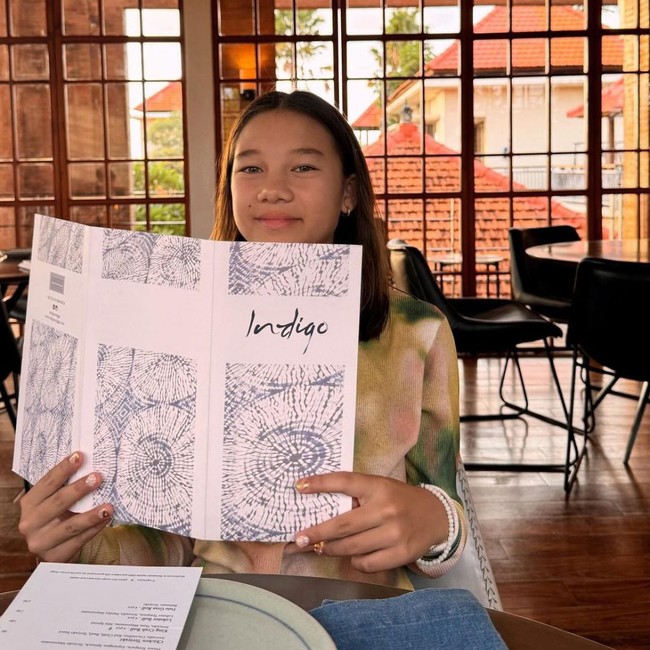 Meski hanya dirayakan secara sederhana namun Kiyomi tampak bahagia. Semakin besar dan cantik, gaya Kiyomi juga tak kalah stylish dari sang mama. Foto: Instagram/@jenniferbachdim