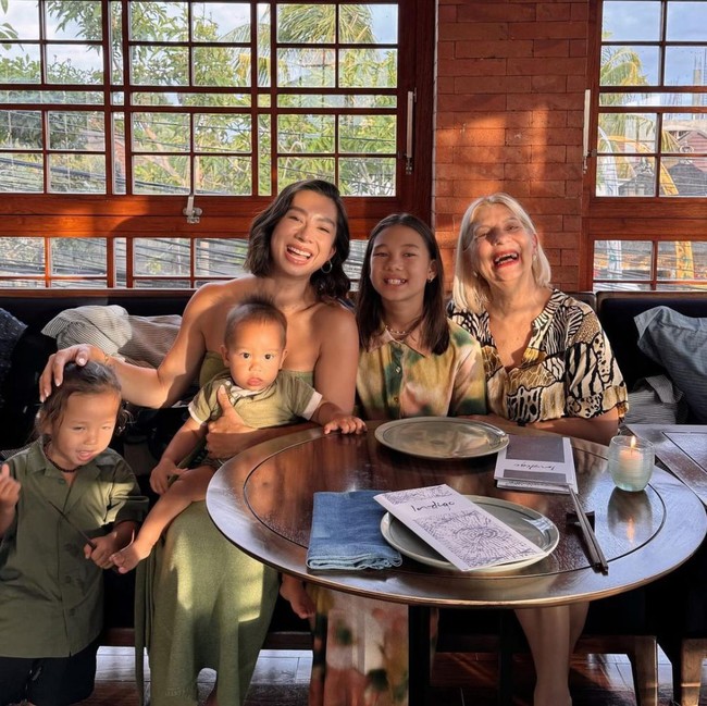 Tepat pada 5 Februari 2024 putri sulung Jennifer dan Irfan Bachdim berulang tahun yang ke-12. Perayaan ulang tahunnya dilangsungkan secara sederhana dengan makan-makan bareng keluarga. Foto: Instagram/@jenniferbachdim