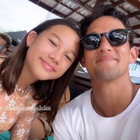 Meski tak bisa hadir di acara makan-makan ulang tahun Kiyomi, namun ternyata Irfan menyempatkan waktu untuk pergi bersama Kiyomi. Ekspresi bahagia pun jelas terpancar di wajah Kiyomi. Foto: Instagram/@ibachdim