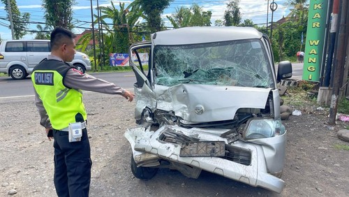 Kondisi kendaraan yang mengalami kecelakaan beruntun di Jalan Denpasar-Gilimanuk, tepatnya di Banjar Anyar Kelod, Desa Penyaringan, Kecamatan Mendoyo, Kabupaten Jembrana, Bali, Jumat (9/2/2024). (Foto: Dok. Polres Jembrana)
