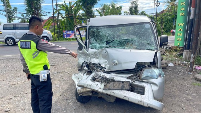 Kondisi kendaraan yang mengalami kecelakaan beruntun di Jalan Denpasar-Gilimanuk, tepatnya di Banjar Anyar Kelod, Desa Penyaringan, Kecamatan Mendoyo, Kabupaten Jembrana, Bali, Jumat (9/2/2024). (Foto: Dok. Polres Jembrana)