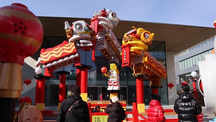 Sejumlah pengunjung melihat lego (mainan plastik) berbentuk naga raksasa dipajang di sebuah pusat perbelanjaan di kawasan istana Tiongkok untuk memeriahkan Tahun Baru Imlek di kota Beijing, China, Kamis (8/2/2024). Ekshibisi lego berjudul Unceasing Tide, Infinite Innovation itu digelar untuk menarik pengunjung menyambut Festival Musim Semi atau Tahun Baru Imlek di Beijing. ANTARA FOTO/Desca Lidya Natalia/nym.