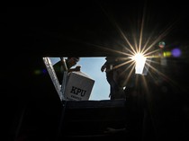 Potret Distribusi Logistik Pemilu dengan Perahu di Kepulauan Seribu