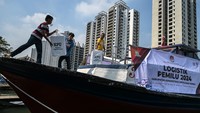 Petugas memasukkan logistik Pemilu ke atas perahu di Pelabuhan Marina Ancol, Jakarta, Jumat (9/2/2024).