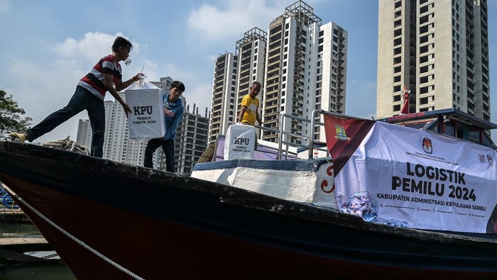 Aparat keamanan mengawal kapal tradisional yang membawa logistik Pemilu 2024 menuju ke Kepulauan Seribu di Pelabuhan Marina Ancol, Jakarta, Jumat (9/2/2024). KPU Kabupaten Kepulauan Seribu mulai mendistribusikan sebanyak 22.515 surat suara dan 320 kotak suara menggunakan kapal tradisional ke gudang logistik di Pulau Pramuka. ANTARA FOTO/Bayu Pratama S/nym.