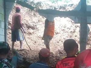Tebing 4 Meter Longsor Timpa Rumah Warga Dongko Trenggalek