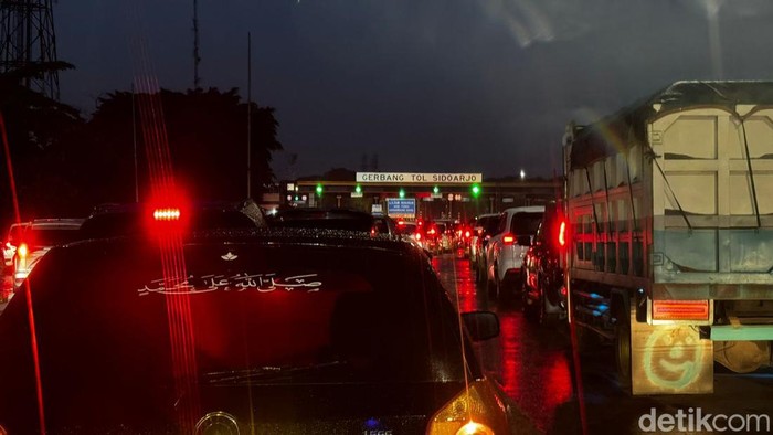 Seorang pengendara, Budi melaporkan kemacetan di exit Tol Sidoarjo. Ia sudah 30 menit terjebak macet dan belum bisa keluar.