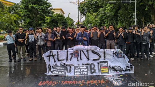 Puluhan mahasiswa melaksanakan salat jenazah di Mataram sebut rezim Jokowi kangkangi demokrasi, Jumat (9/2/2024). Foto: (Ahmad Viqi/detikBali).