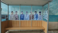 Selain jajanan, K-Stop juga dilengkapi dengan dekorasi Korea seperti halte yang identik dengan album You Never Walk Alone milik BTS, para ARMY juga dapat menuliskan kata-kata di sticky notes yang ada di halte tersebut.