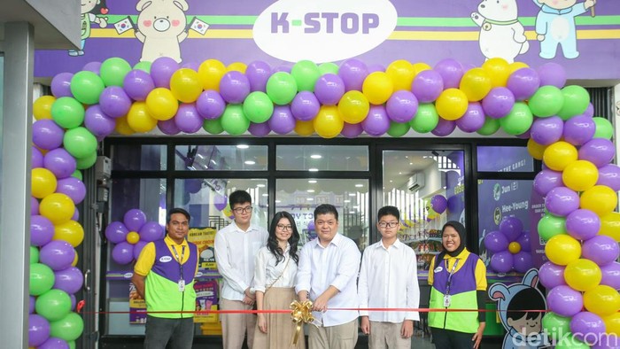 Owner K-Stop William (tengah) saat meresmikan K-Stop di Joglo, Jakarta Barat, Jumat (9/2/2024).