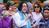 Para demonstran mendesak Jokowi untuk bersikap netral dalam pemilu.