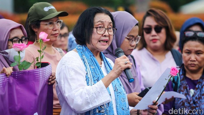 Massa Demokrasi Perempuan Minta Jokowi Netral di Pilpres 2024 Massa Mimbar Demokrasi Perempuan menyuarakan situasi Pemilu 2024 di depan Monas, Jakarta Pusat, Jumat (8/2/2024). Mereka menilai banyaknya fakta di lapangan terkait keberpihakan Presiden Joko Widodo (Jokowi) kepada salah satu paslon.