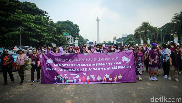 Massa Demokrasi Perempuan Minta Jokowi Netral di Pilpres 2024 Massa Mimbar Demokrasi Perempuan menyuarakan situasi Pemilu 2024 di depan Monas, Jakarta Pusat, Jumat (8/2/2024). Mereka menilai banyaknya fakta di lapangan terkait keberpihakan Presiden Joko Widodo (Jokowi) kepada salah satu paslon.