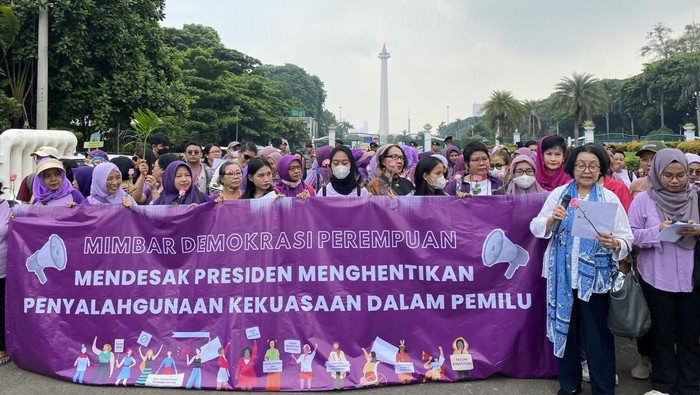 Mimbar Demokrasi Perempuan gelar demo di depan Monas (9/2/2024) (Devi/detikcom)