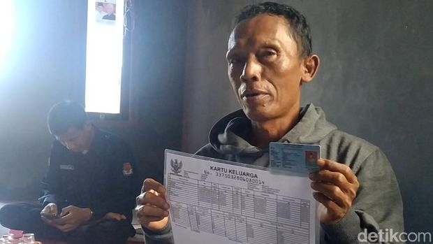 Yachoni (56) menunjukan kartu keluarganya empat anaknya diberi nama unik pada Kamis (8/2/2024).