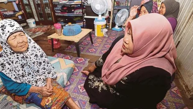 Nenek yang bernama Siti Hawa ini mengaku mau menikah untuk yang ke-8 kalinya jika ada pria yang ingin melamar dirinya.