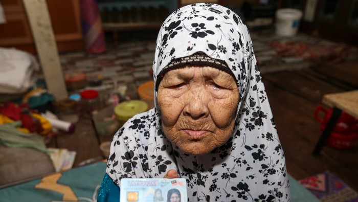 Nenek yang bernama Siti Hawa ini mengaku mau menikah untuk yang ke-8 kalinya jika ada pria yang ingin melamar dirinya.