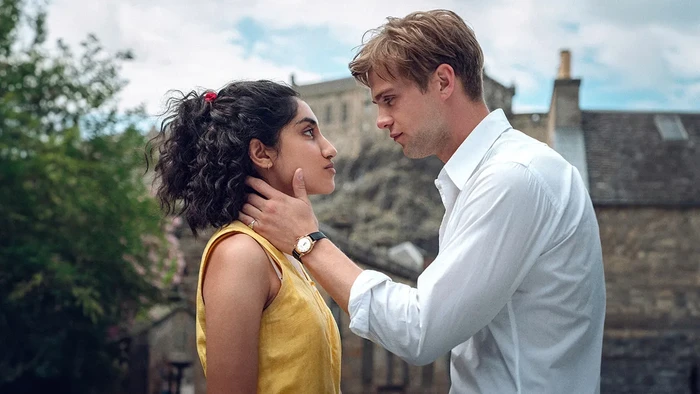 One Day Potongan adegan serial One Day (2024), produksi original Netflix yang diperankan oleh Leo Woodall dan Ambika Mod.