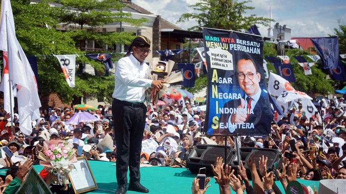 Pakai Blangkon, Anies Kampanye di Tulungagung Calon presiden nomor urut 1, Anies Rasyid Baswedan menyampaikan orasi politik dalam kampanye di GOR Lembupeteng, Tulungagung, Jawa Timur, Jumat (9/2/2024). Anies menegaskan bahwa kedatangannya sebagai bukti komitmen dukungan terhadap wilayah selatan Jawa, khususnya daerah eks-Karesidenan Mataraman yang selama ini kerap tertinggal dalam hal pembangunan kawasan di Indonesia. ANTARA FOTO/Destyan Sujarwoko/nym.