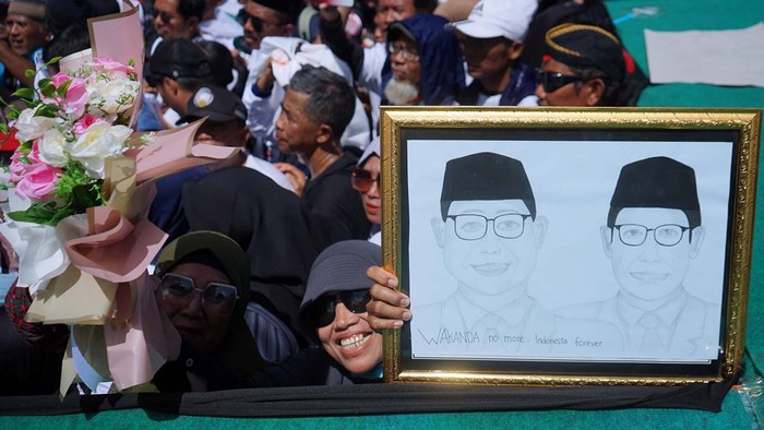 Calon presiden nomor urut 1, Anies Rasyid Baswedan menyampaikan orasi politik dalam kampanye di GOR Lembupeteng, Tulungagung, Jawa Timur, Jumat (9/2/2024). Anies menegaskan bahwa kedatangannya sebagai bukti komitmen dukungan terhadap wilayah selatan Jawa, khususnya daerah eks-Karesidenan Mataraman yang selama ini kerap tertinggal dalam hal pembangunan kawasan di Indonesia. ANTARA FOTO/Destyan Sujarwoko/nym.