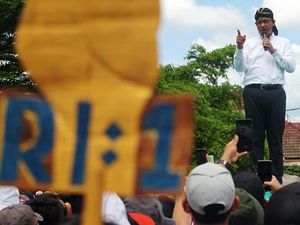 Pakai Blangkon, Anies Kampanye di Tulungagung
