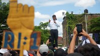 Anies menyampaikan orasi politik di hadapan pendukung yang memadati GOR Lembupeteng. 