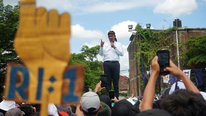 Calon presiden nomor urut 1, Anies Rasyid Baswedan menyampaikan orasi politik dalam kampanye di GOR Lembupeteng, Tulungagung, Jawa Timur, Jumat (9/2/2024). Anies menegaskan bahwa kedatangannya sebagai bukti komitmen dukungan terhadap wilayah selatan Jawa, khususnya daerah eks-Karesidenan Mataraman yang selama ini kerap tertinggal dalam hal pembangunan kawasan di Indonesia. ANTARA FOTO/Destyan Sujarwoko/nym.