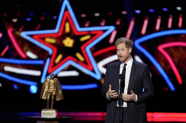 Pangeran Harry bergegas kembali ke Amerika Serikat untuk eksis di acara penghargaan olahraga usai menjenguk ayahnya Raja Charles III. Ini momen Pangeran Harry tampil di NFL Awards. Foto: AP/David J. Phillip