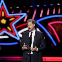 Pangeran Harry bergegas kembali ke Amerika Serikat untuk eksis di acara penghargaan olahraga usai menjenguk ayahnya Raja Charles III. Ini momen Pangeran Harry tampil di NFL Awards. Foto: AP/David J. Phillip